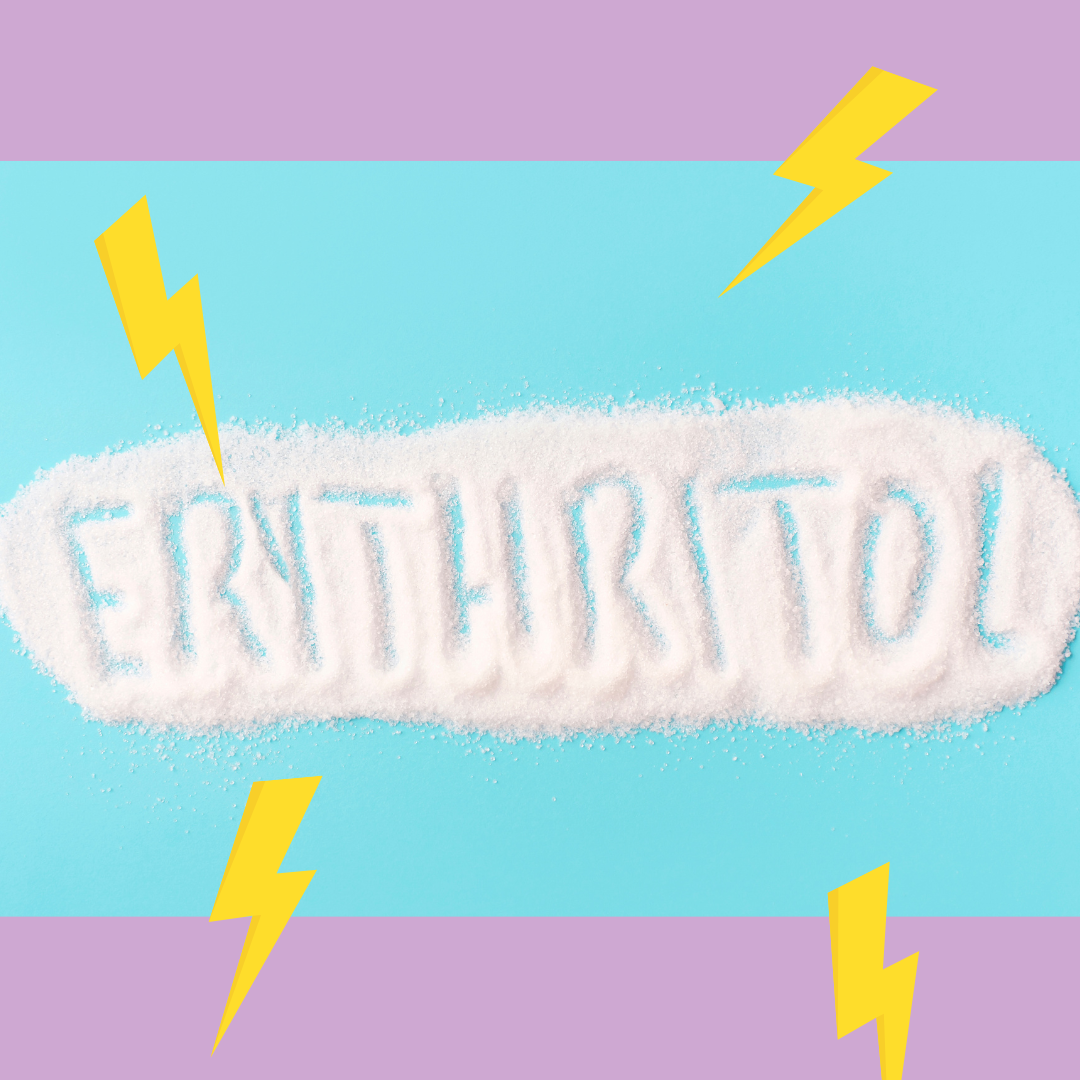Das Wort ‚Erythritol‘ ist aus weißem, kristallinem Pulver auf blauem Hintergrund geschrieben – umgeben von gelben Blitzen auf lila Fläche, symbolisch für die potenziellen Nebenwirkungen von Zuckeralkoholen wie Blähungen und Darmbeschwerden.
