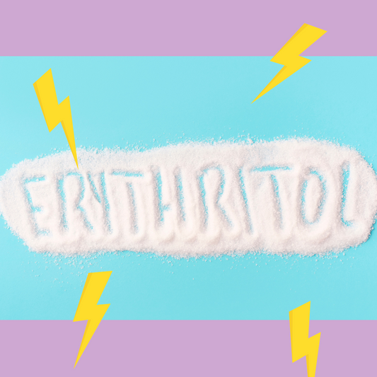 Das Wort ‚Erythritol‘ ist aus weißem, kristallinem Pulver auf blauem Hintergrund geschrieben – umgeben von gelben Blitzen auf lila Fläche, symbolisch für die potenziellen Nebenwirkungen von Zuckeralkoholen wie Blähungen und Darmbeschwerden.